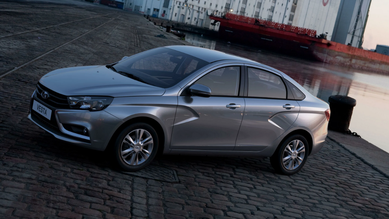 Таксопарки могут разориться из-за стоимости эксплуатации Lada Vesta Эксплуатация автомобиля Lada Vesta в такси може...