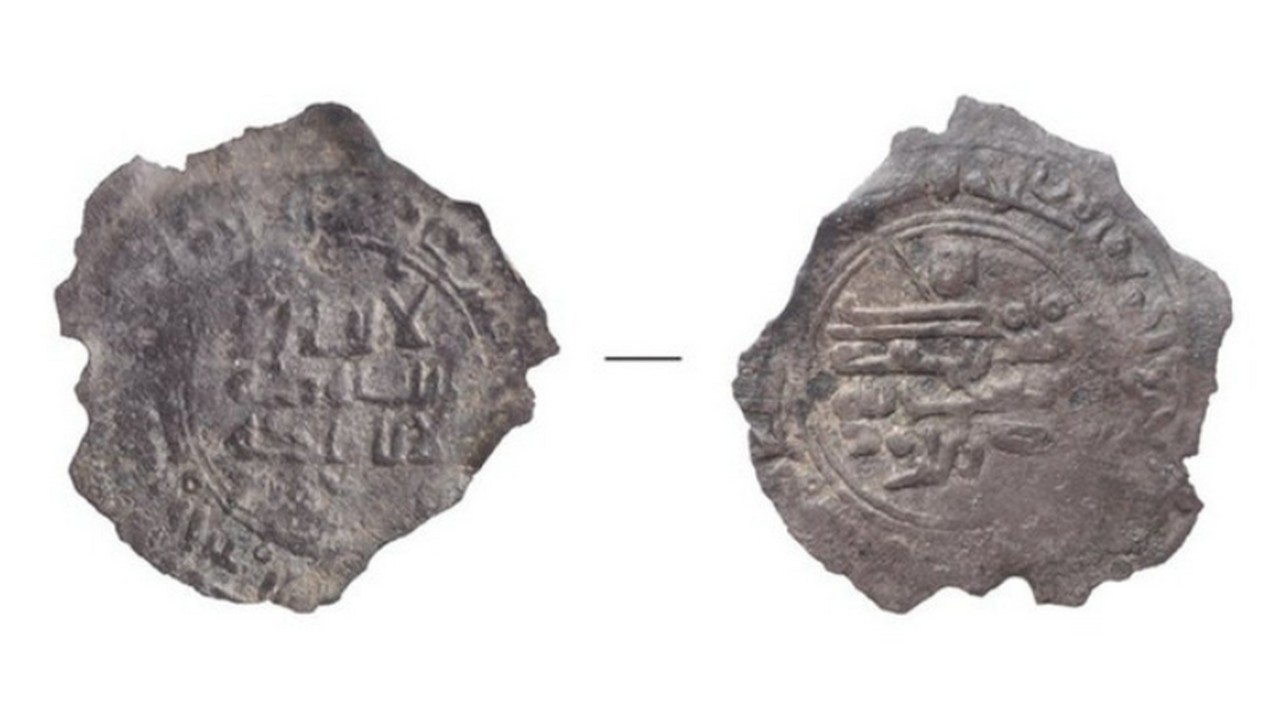 Археологи ИИМК РАН показали монету X века, найденную в Старой Ладоге Археологи Института истории материальной культу...