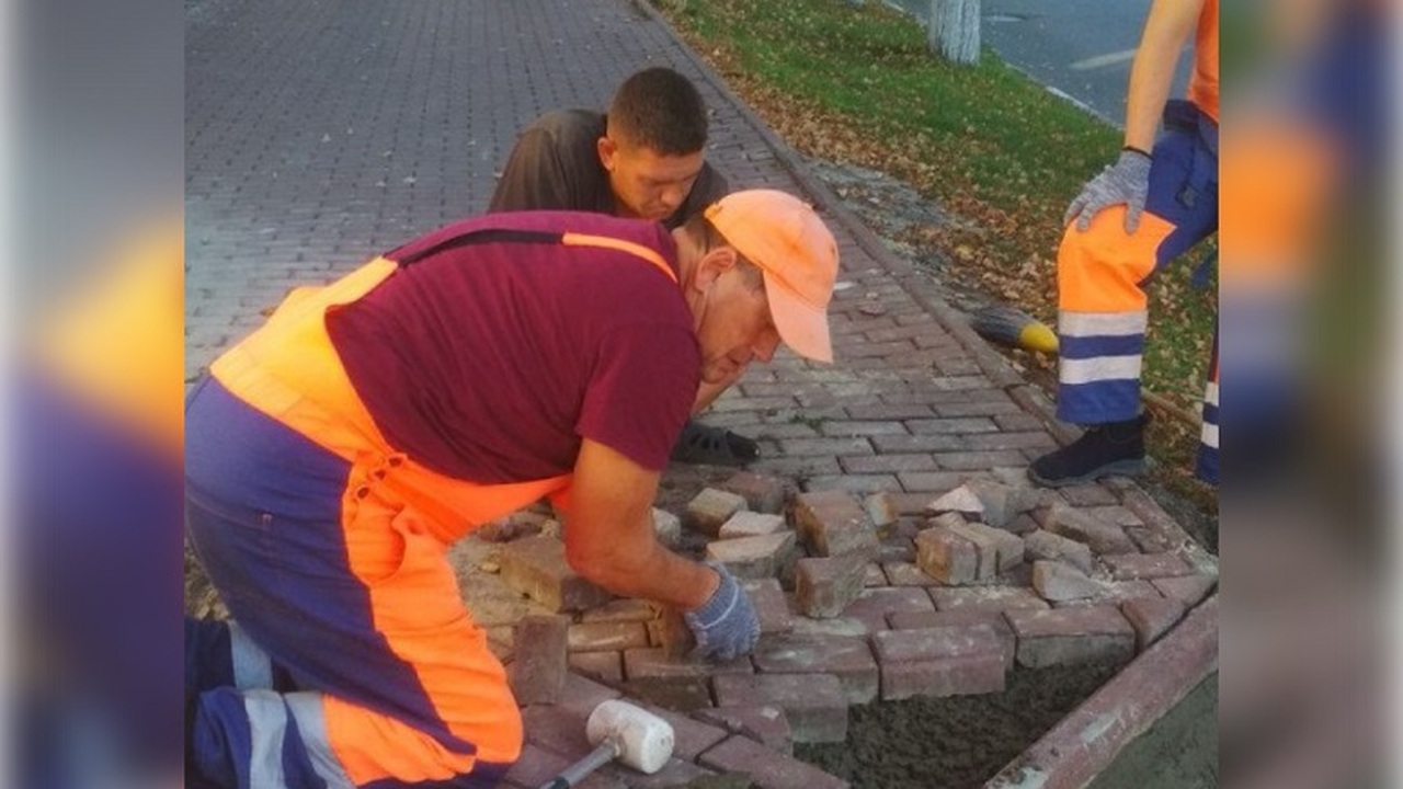 В центре Ульяновска выравнивают брусчатку на тротуарах В Ульяновске активно ведутся работы по улучшени...