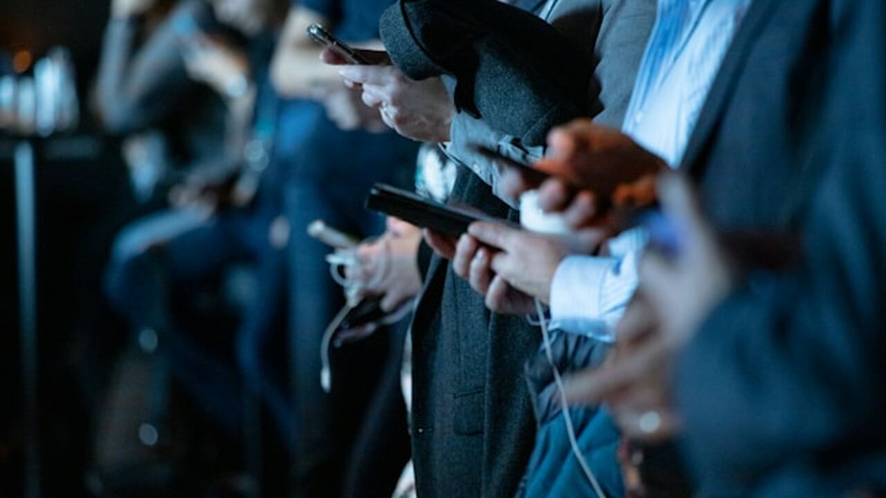 При первых признаках взлома смартфона важно сра...