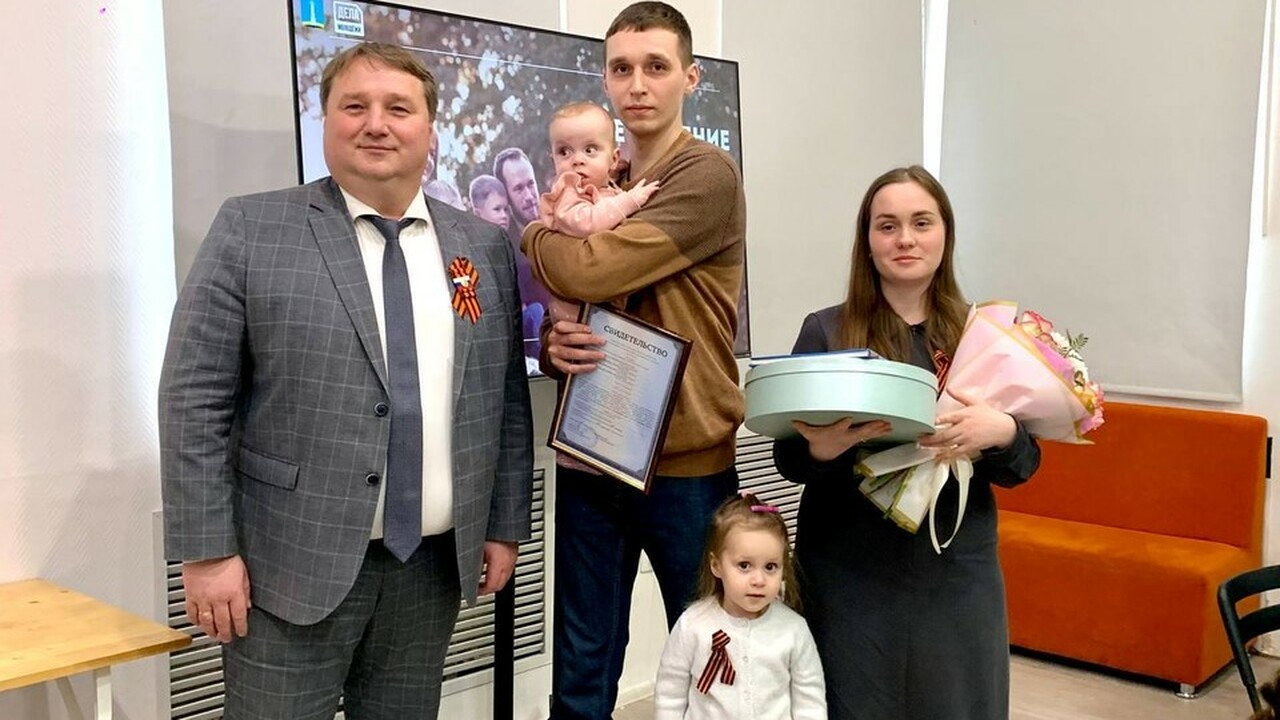 Три молодые семьи Ульяновска получили сертификаты на улучшение жилищных условий Глава Ульяновска Александр Болдакин вручил серт...