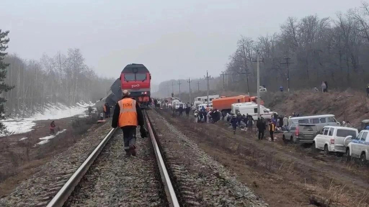 Из-за схода семи вагонов пассажирского поезда №...