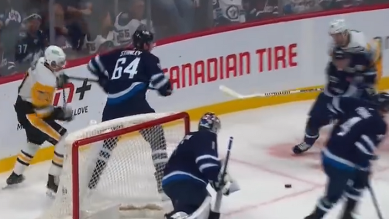 Евгений Малкин снова оштрафован НХЛ на максимум за удар клюшкой Российский форвард «Питтсбурга» Евгений Малкин ...