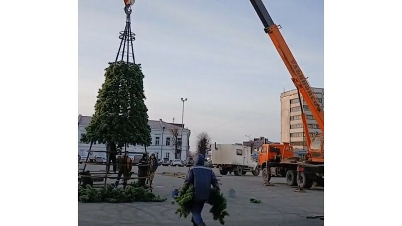 Новогоднюю ёлку начали устанавливать на Соборной площади В Ульяновске стартовали работы по установке гла...