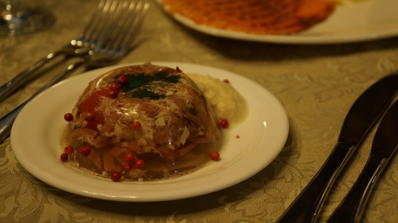 Холодец, популярное блюдо на праздничном столе,...