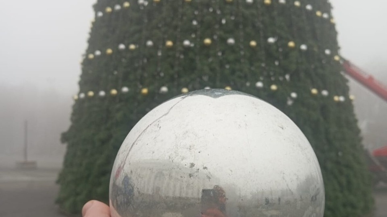 Городская ёлка Ульяновска засияла сотнями украшений Главная новогодняя ель Ульяновска, расположенна...