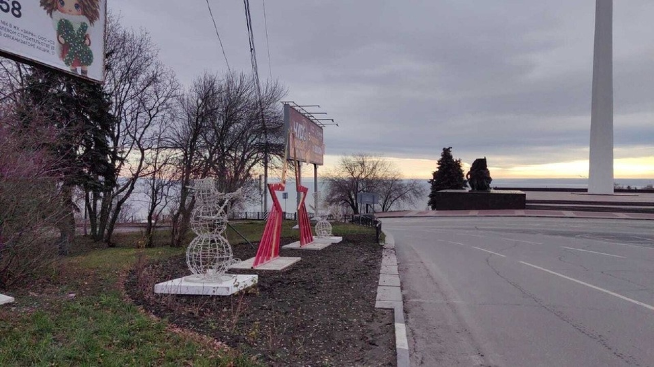 В Ульяновске продолжают украшать город к Новому году Ульяновск продолжает готовиться к зимним праздн...