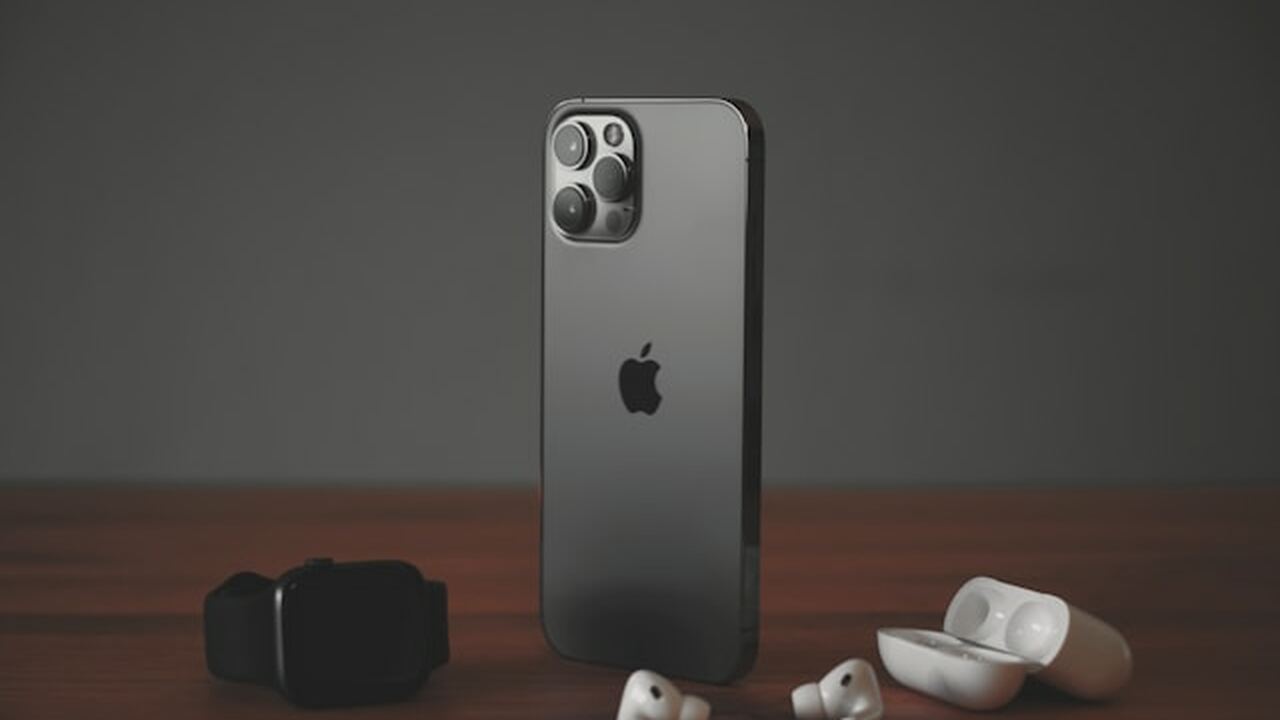 OpenAI совместно с бывшим дизайнером Apple Джон...