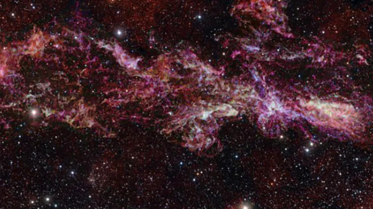 Астрономы с помощью радиотелескопа MeerKAT нашл...