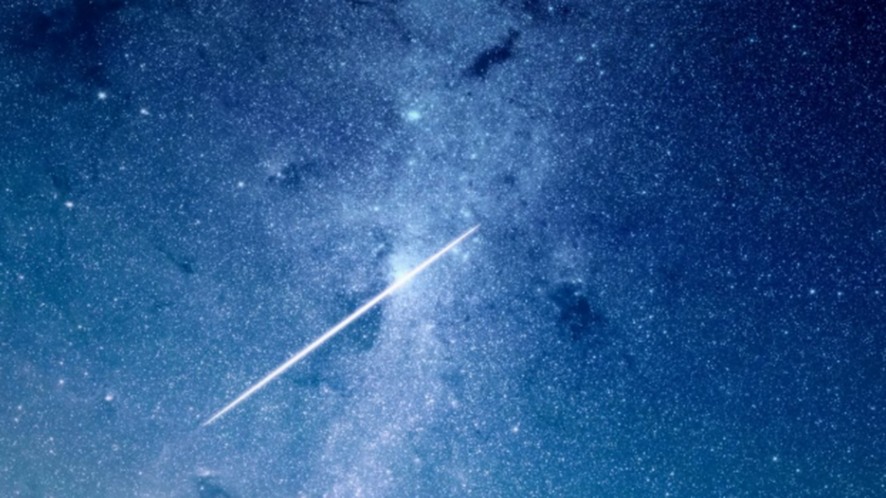 Над Зоной 51 зафиксировали полет загадочного треугольного аппарата Над засекреченной базой Военно-воздушных сил СШ...