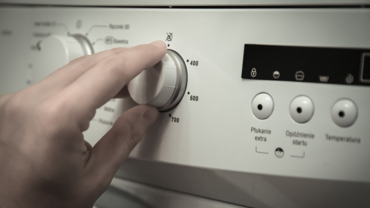 Почему стоит класть ложку из нержавейки в стиральную машину: простой способ улучшить стирку Необычный, но всё более популярный лайфхак сред...