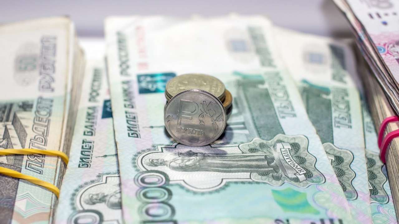 Выплаты переведут на карту почти всем: кто из россиян получит от СФР 10–15 тысяч рублей с 17 июля 17 июля в России продолжает действовать програм...