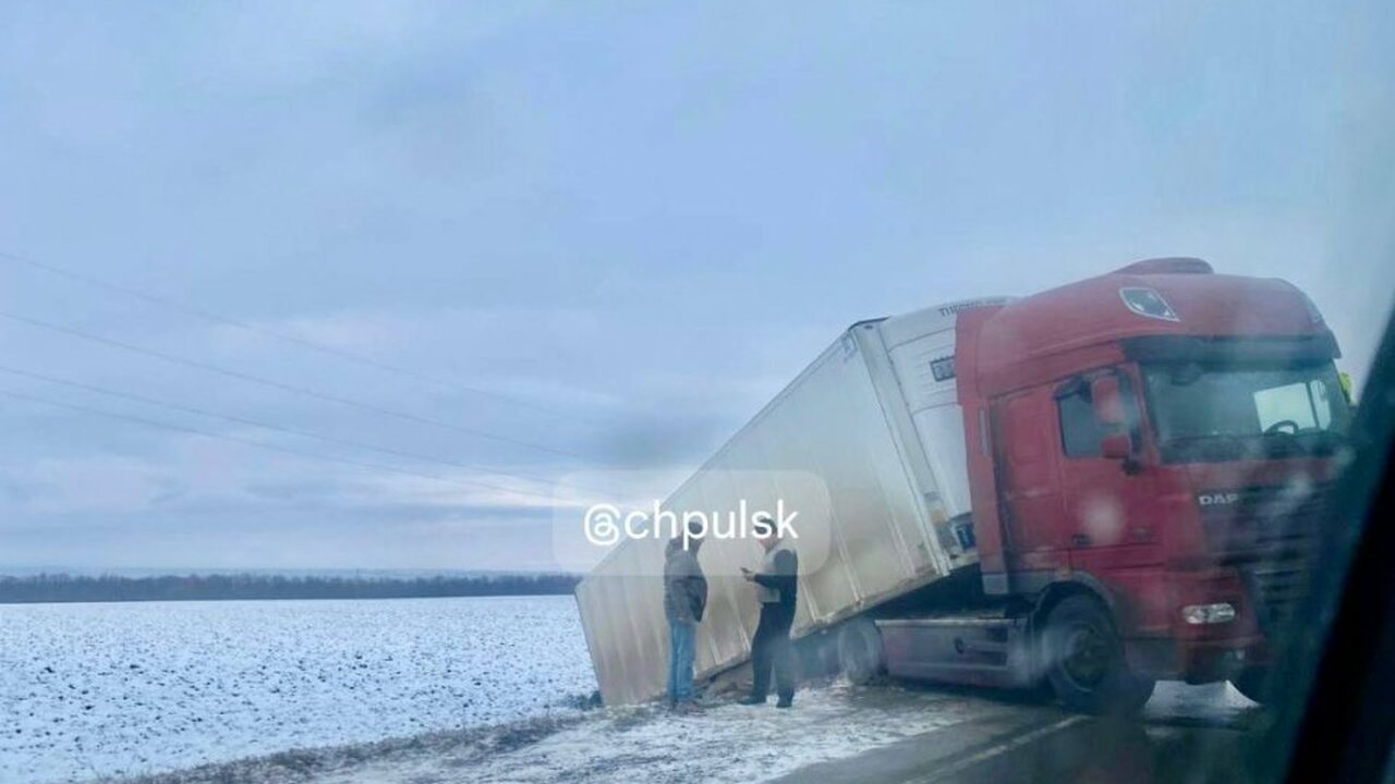 В Ульяновской области фура слетела в кювет