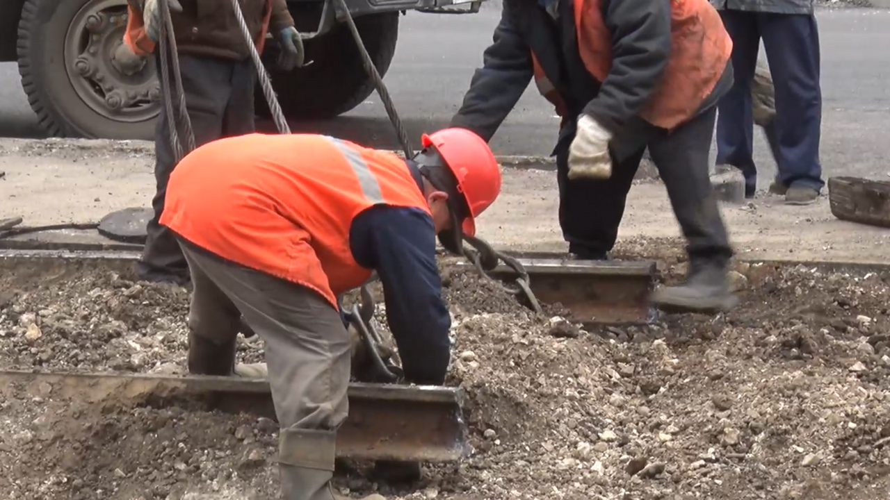 Ремонт путей на Радищева изменил маршруты трамваев в Ульяновске В Ульяновске начались работы по обновлению трам...