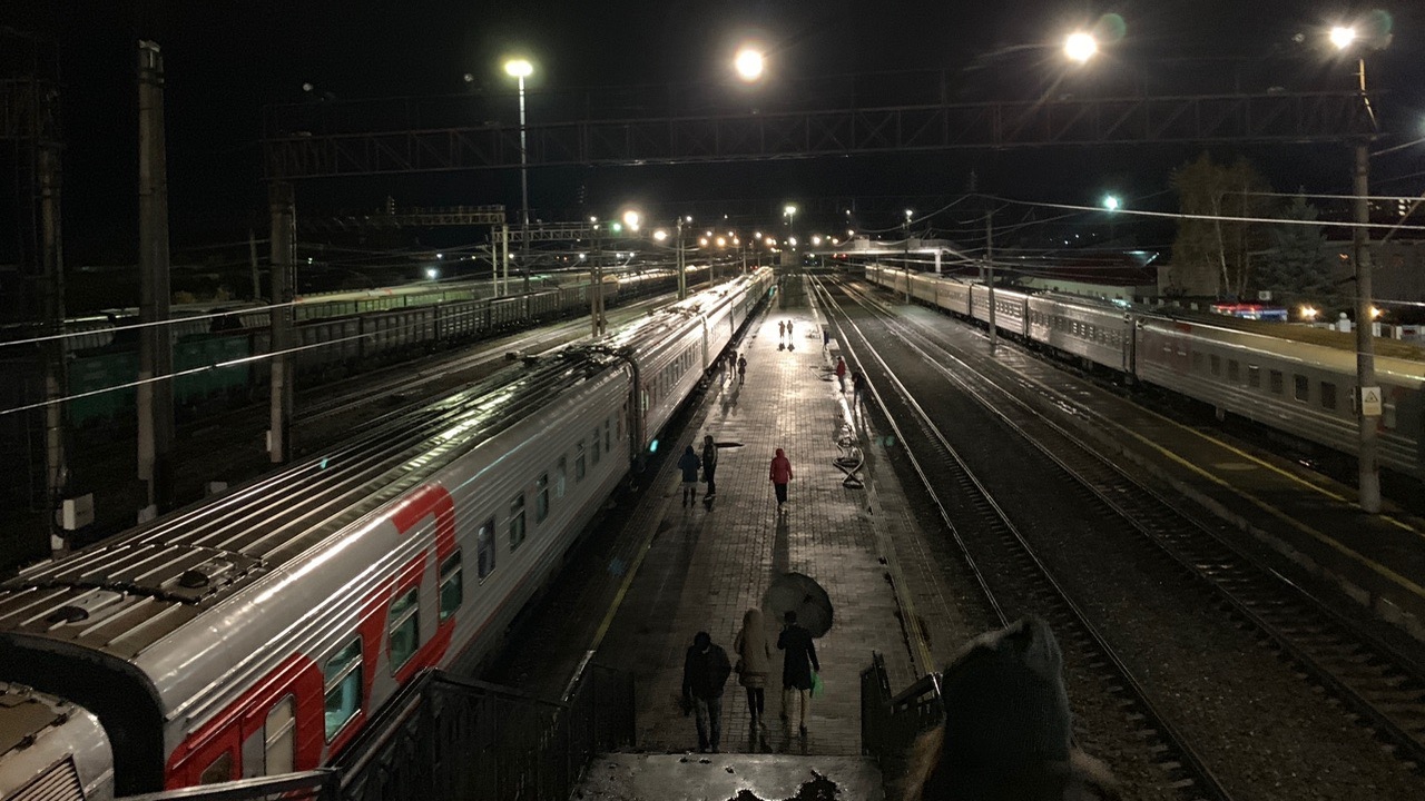Плацкарт затмит купе: пассажиры в восторге, а проводники в диком ужасе Плацкарт в России долгое время оставался символ...