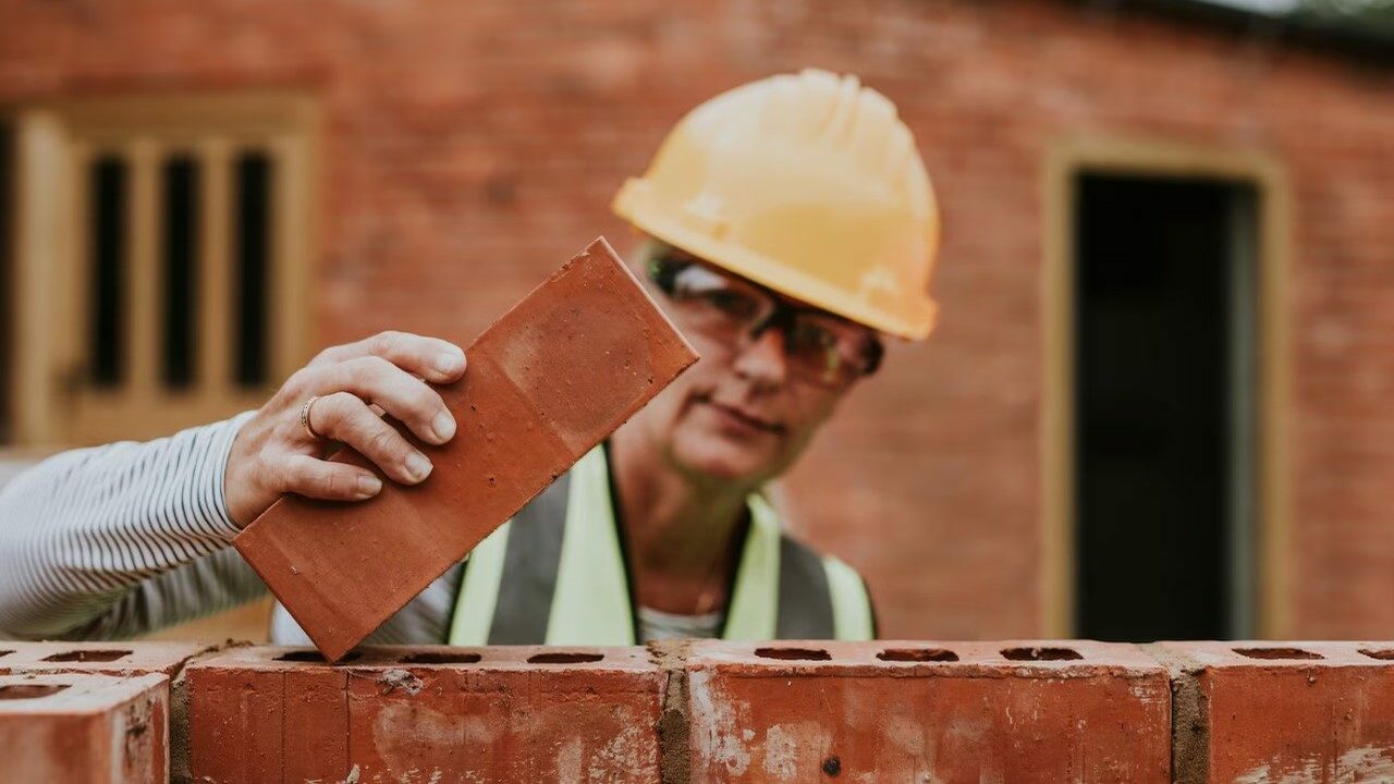 Прораб, уже двенадцать лет обслуживающий элитны...