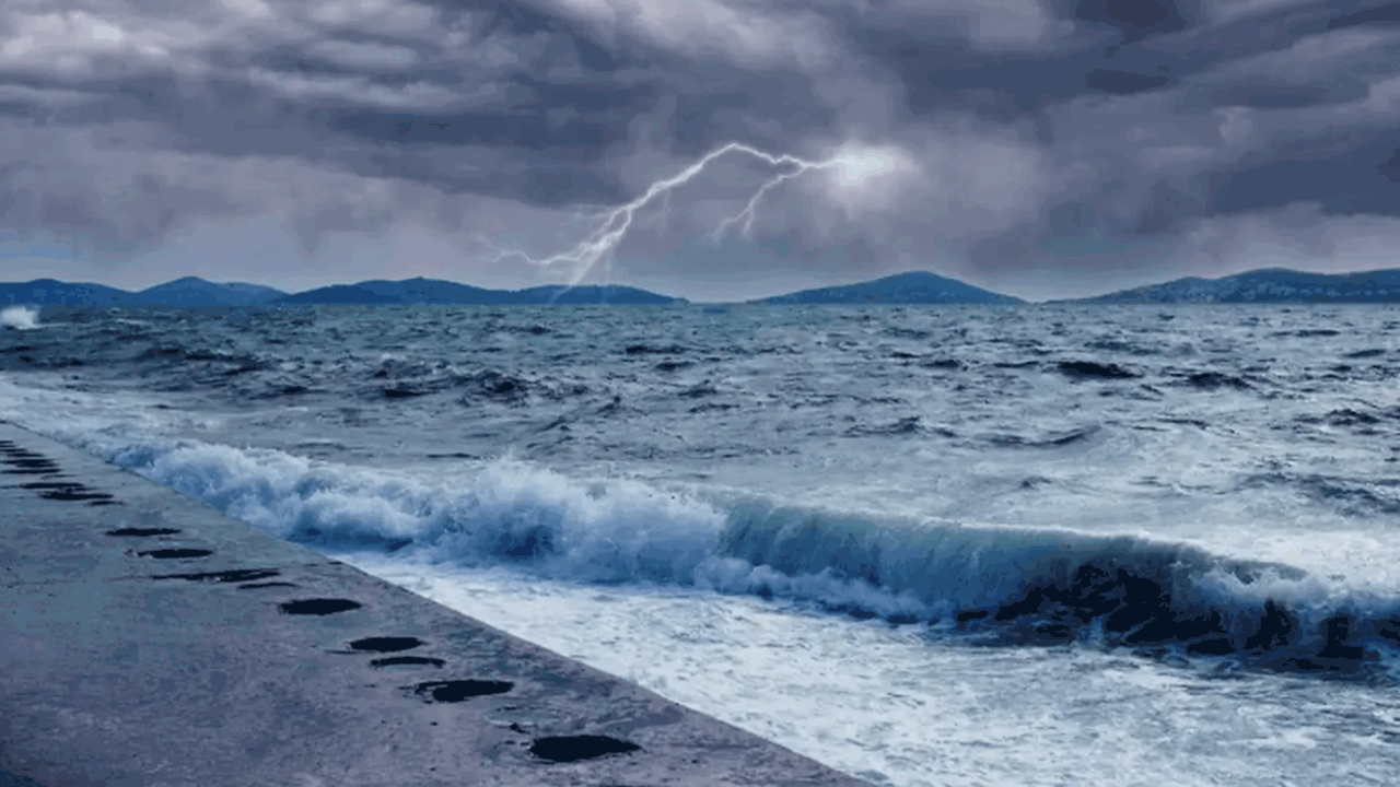 Мёртвое море, расположенное на границе Израильс...