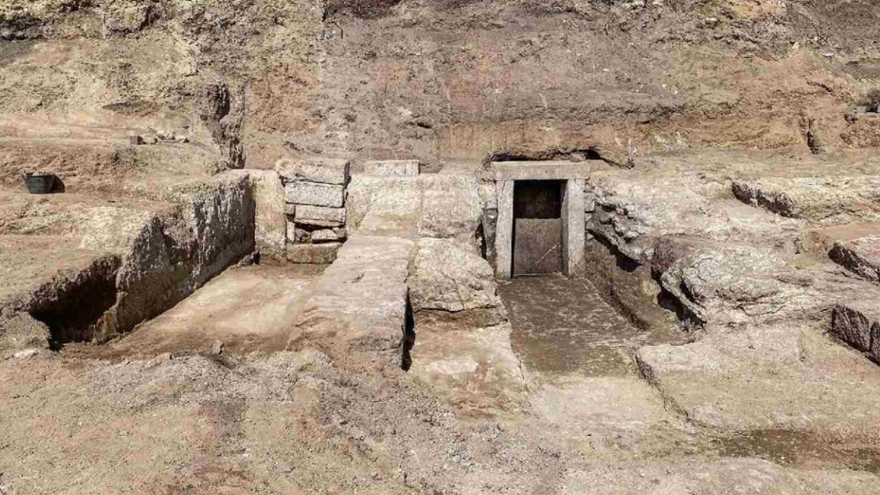 Археологи в ходе раскопок на улице Виа ди Пьетр...