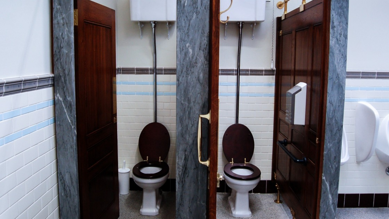 Туристов в Малайзии заставили мыть унитазы в качестве наказания С 2026 года в Малайзии ужесточили наказание за ...