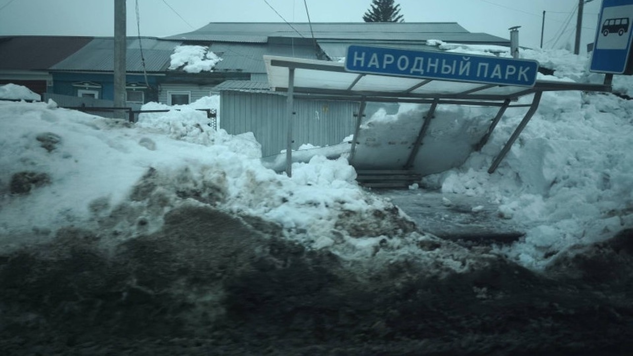 В Ульяновске снег с крыши повредил остановку В Ульяновске зафиксирован инцидент, в результат...