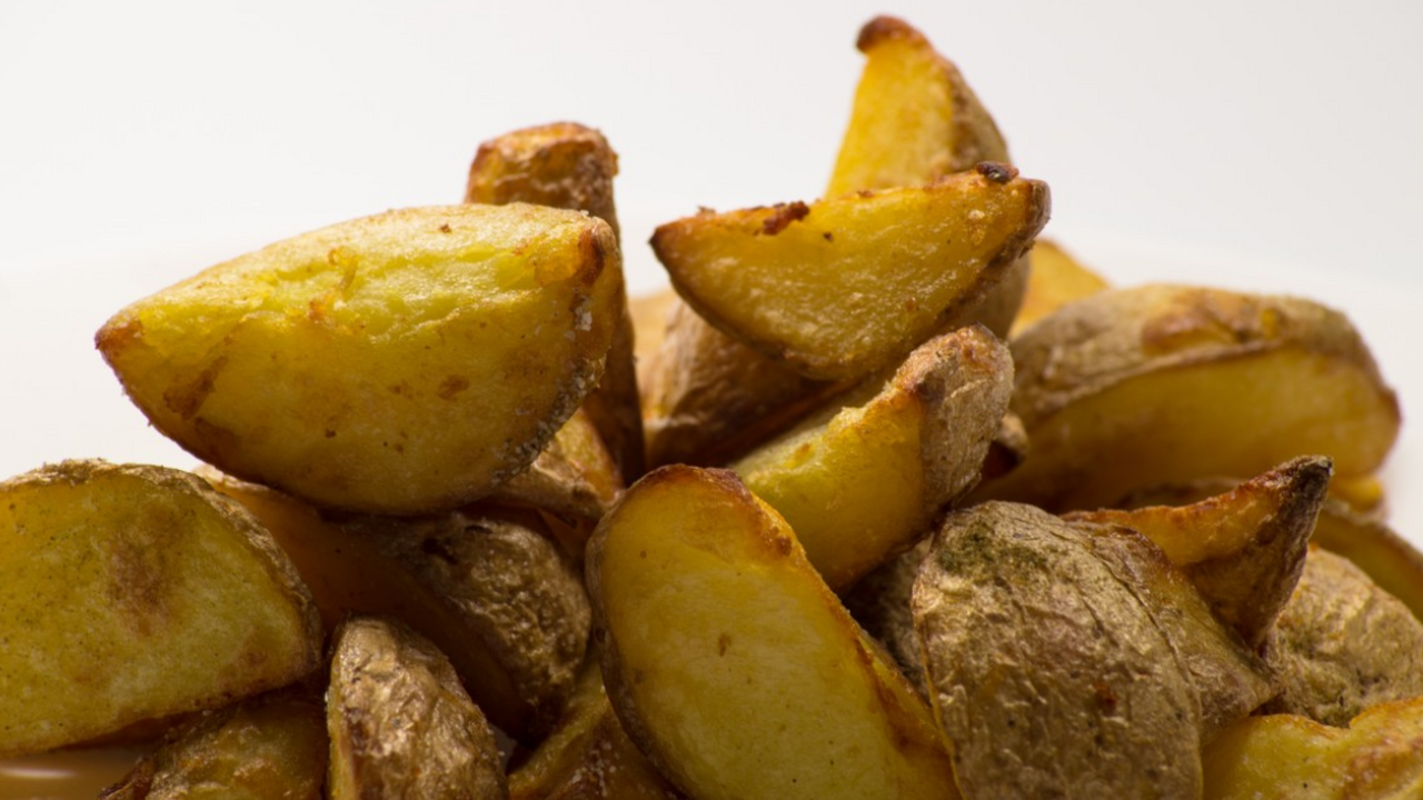 Что произойдет, если жарить картошку на минеральной воде: эффект удивил даже поваров Обычная жареная картошка давно стала классикой,...