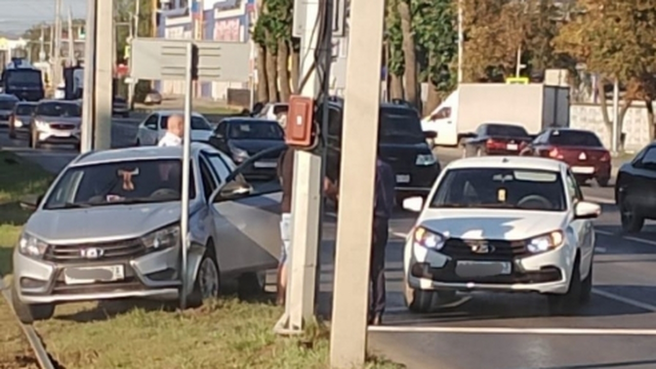 Трамвайный коллапс в Засвияжье: автоавария парализовала движение Сегодня утром, 27 августа, в Засвияжском районе...