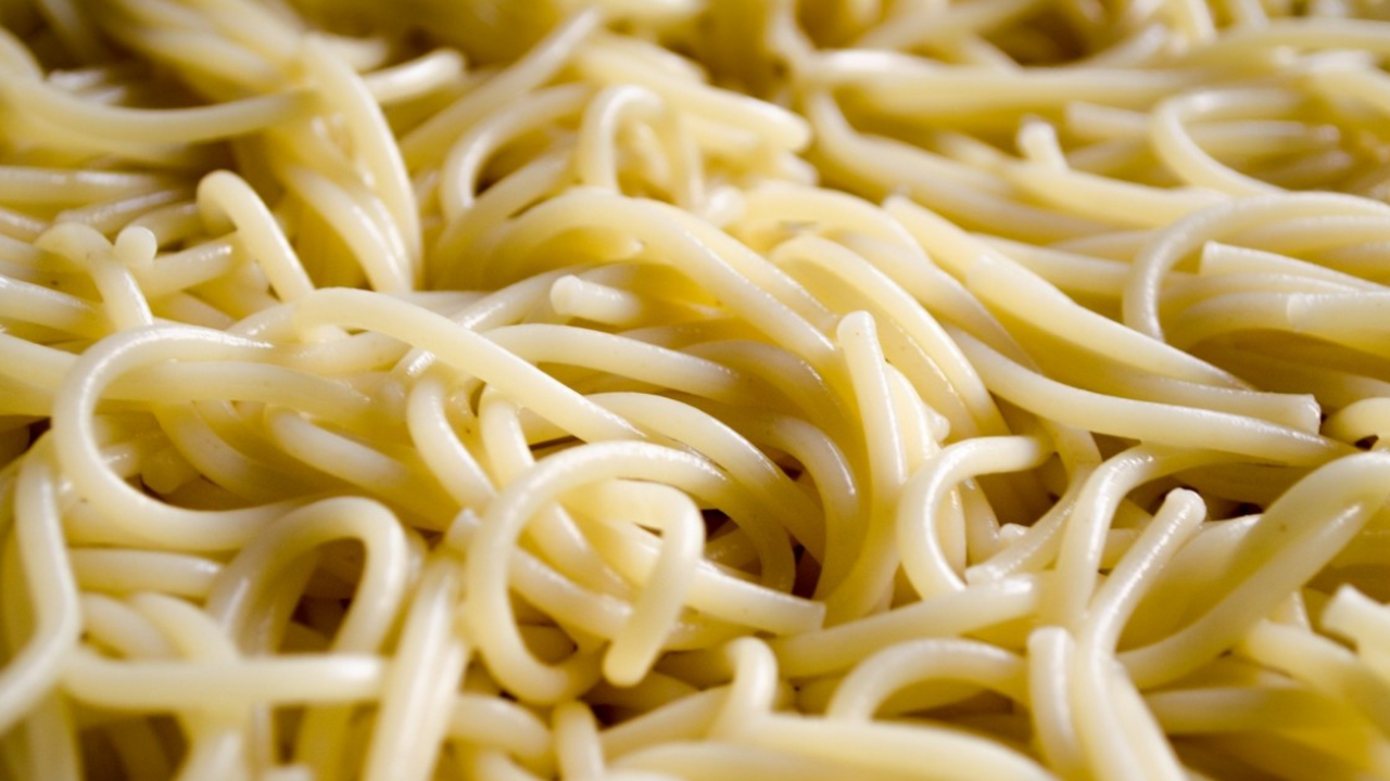 Многие после варки макарон сразу сливают воду, ...