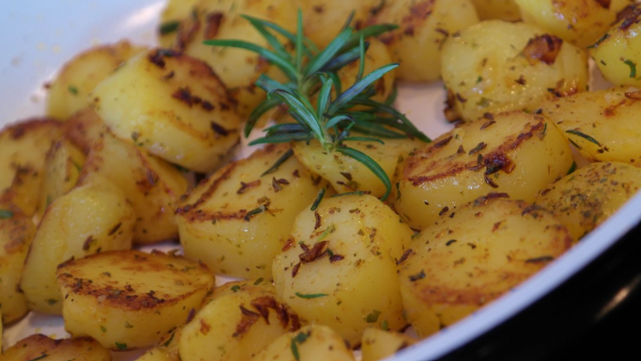 Картошка как никогда вкусная: попробовала новый способ запекания - теперь делаю только так Картошка — один из тех продуктов, который никог...