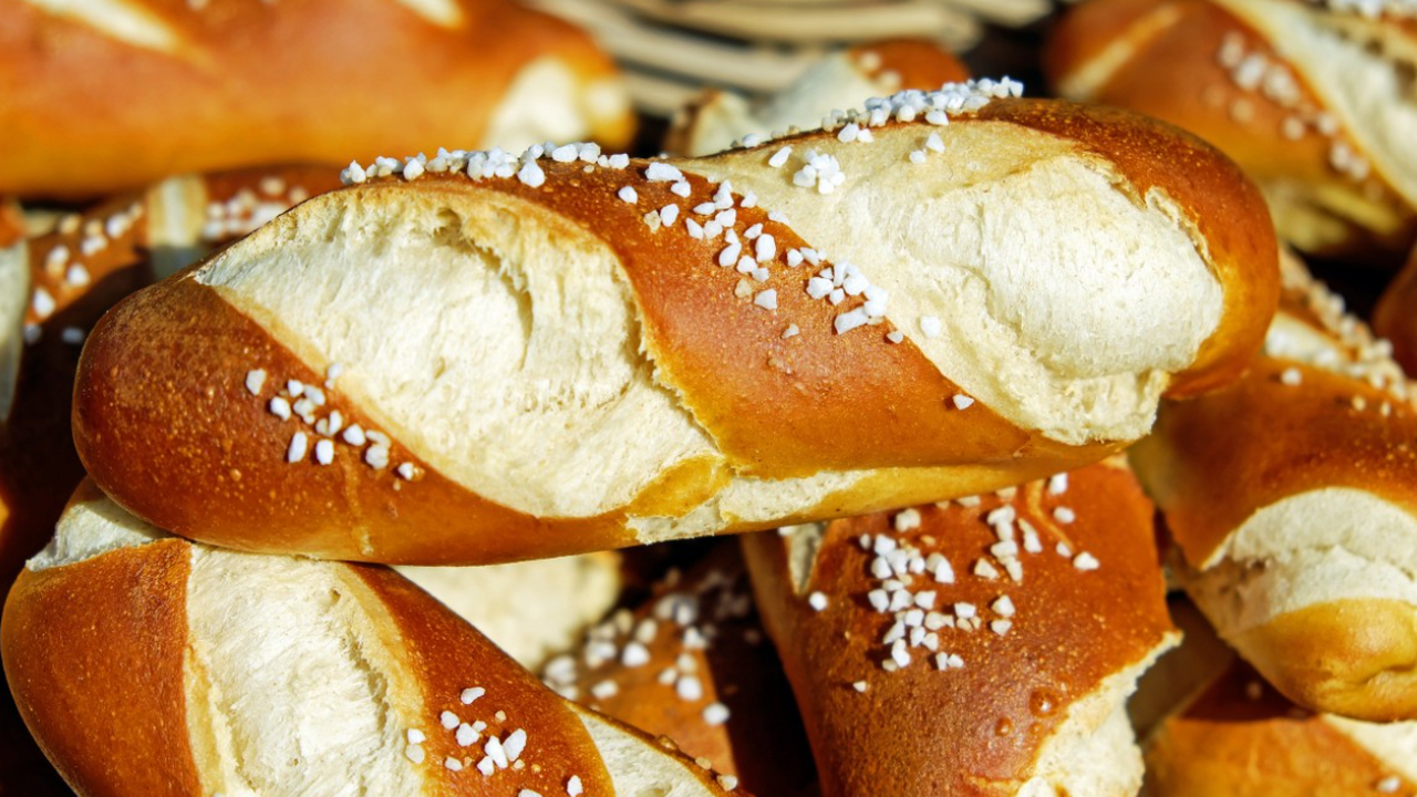 Для чего сантехник сует в трубу хлеб: хитрость с хлебным мякишем - пригодится в такой ситуации Когда работаешь в общежитии, всегда найдётся по...