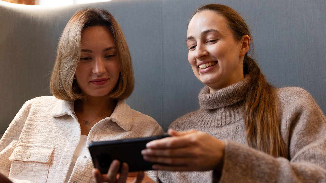 Многие сегодня управляют умным чайником, пылесо...