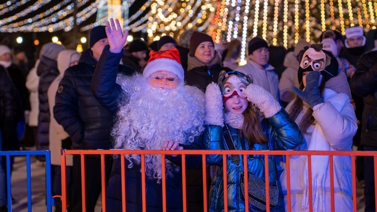 В Ульяновске 35 тысяч человек пришли в новогоднюю ночь на Соборную площадь Более 35 тысяч жителей Ульяновска собрались на ...