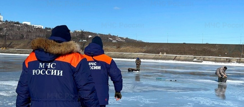 В Ульяновске рыбаки не боятся выходить на тающий лед Волги 