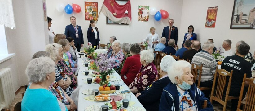 "Спасали раньше и продолжают спасать сейчас": глава Ульяновска навести ветеранов в праздничный день