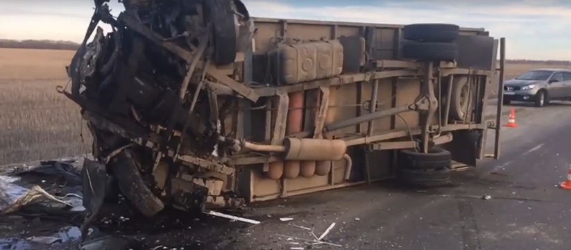 Экстренно съезжались медики: в Ульяновска произошла жуткая авария с перевернувшимся грузовиком