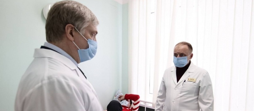 «Окажем необходимую помощь»: Русских навестил в больнице пострадавших работников «Авиастара» 