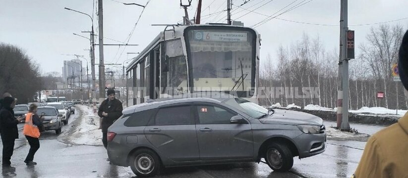 "Выехал на пути": в Ульяновске "Лада Веста" попала под трамвай 