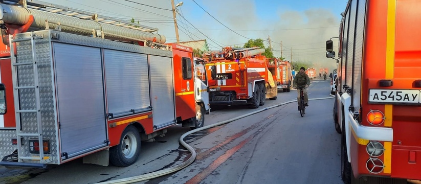 Огонь добрался до леса: в Ульяновске неизвестные подожгли траву, из-за чего произошел пожар