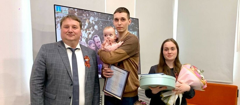 Глава Ульяновска Александр Болдакин вручил серт...