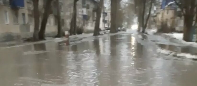 «Без лодки невозможно»: жители Ульяновска жалуются на затопленные улицы 