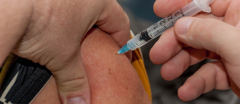 Объявления развесили по городу: в Ульяновске врачи советуют всем делать прививку прямо сейчас