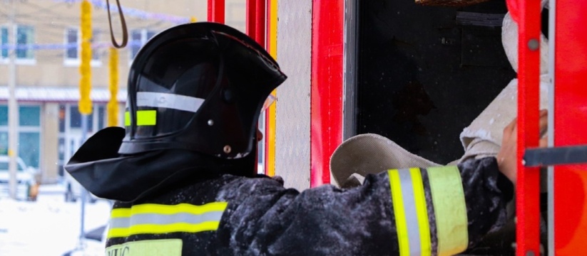 "На месте работают пожарные":  На улице Варейкиса в жилом доме загорелась квартира