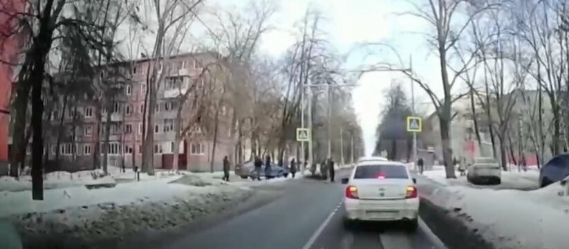 Момент ДТП попал на видео: в Ульяновске иномарка сбила ребенка на пешеходном переходе 