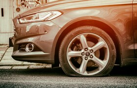 В Ульяновске неизвестные повредили шины 15 авто...