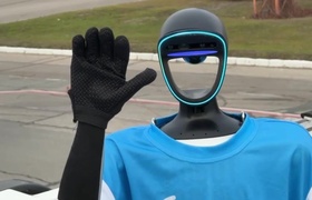 Робот провожал пассажиров на рейс "Москва-Ульян...