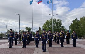 В Ульяновске прошел Парад Победы с военной техн...
