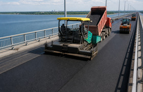 На двух пролётах Императорского моста начали ук...
