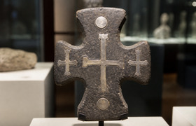 В Торжке нашли 800-летний крест с серебряными н...