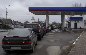 В Барыше не хватает бензина, жители ездят на за...