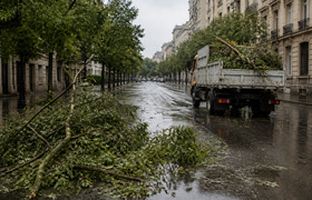 Шторм в Ульяновске: коммунальщики расчищают гор...