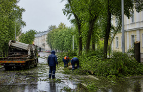 После урагана в Ульяновске открыли проезд, но д...